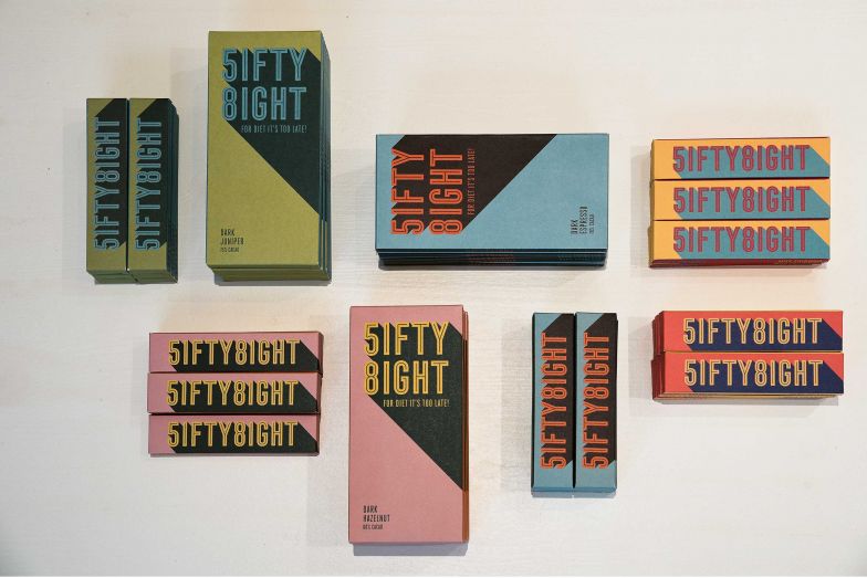 René Romen ist Merans Schokoprinz. In einer kleinen Gasse mitten im Zentrum selektiert und röstet der London-Rückkehrer beste Kakao-Bohnen. «58chocolate» heisst seine Marke. Fair, nachhaltig und nur die hochwertigsten Rohstoffe – dafür stehen seine edlen Tafeln. Der Name ist eine Hommage an die Hausnummer der elterlichen Wohnung, die ihm immer weit offenstand. Mittlerweile verkauft der 29-jährige eigenwillige Firmenchef seine Schokolade in ganz Europa. 58CHOCOLATE.COM