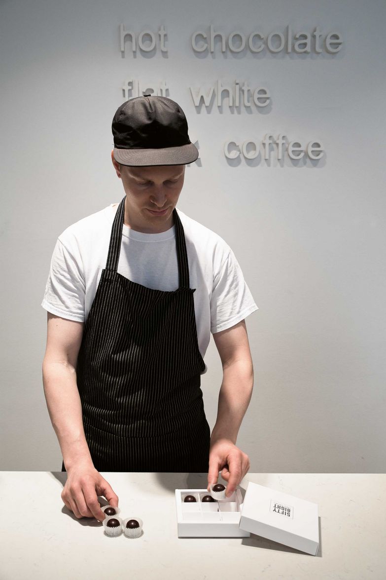 René Romen ist Merans Schokoprinz. In einer kleinen Gasse mitten im Zentrum selektiert und röstet der London-Rückkehrer beste Kakao-Bohnen. «58chocolate» heisst seine Marke. Fair, nachhaltig und nur die hochwertigsten Rohstoffe – dafür stehen seine edlen Tafeln. Der Name ist eine Hommage an die Hausnummer der elterlichen Wohnung, die ihm immer weit offenstand. Mittlerweile verkauft der 29-jährige eigenwillige Firmenchef seine Schokolade in ganz Europa. 58CHOCOLATE.COM