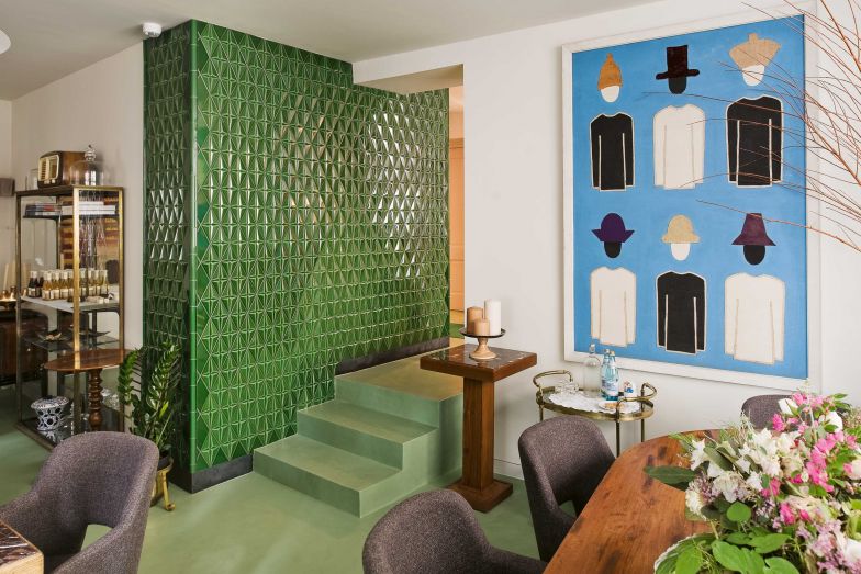 Im ältesten Viertel Merans liegt das «Steinach Townhouse». Wer in einer der acht Suiten eincheckt, braucht kein Auto, denn zu den Promenaden, Laubengängen und dem rauschenden Fluss Passer ist es zu Fuss nicht weit. Hier können sich Gäste zu Hause fühlen – so wie ein Vogel, der sich ein gemütliches Nest sucht. Ein kleiner Vogel schmückt denn auch das Bistrofenster und die Karten für das Gourmetfrühstück. Ein Designerpaar aus Mailand, das in Meran einen Zweitwohnsitz hat, kaufte das völlig heruntergekommene Gebäude und sanierte es mit viel Fingerspitzengefühl für die alte Bausubstanz. Kuratierte Kunst, ein stimmiges Farbkonzept und die perfekte Mischung aus zeitlosen Designerstücken und traditionellen Südtiroler Möbeln machen es zu einem ganz besonderen Hideaway. STEINACHMERAN.COM