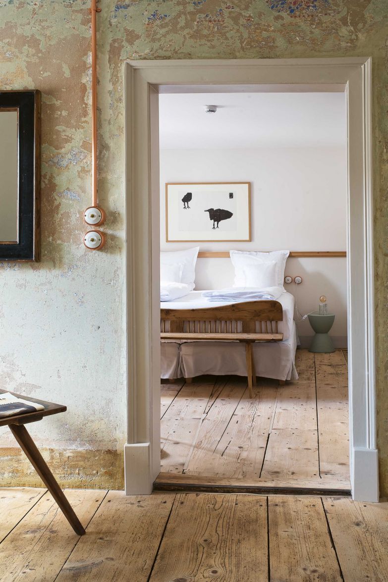 Im ältesten Viertel Merans liegt das «Steinach Townhouse». Wer in einer der acht Suiten eincheckt, braucht kein Auto, denn zu den Promenaden, Laubengängen und dem rauschenden Fluss Passer ist es zu Fuss nicht weit. Hier können sich Gäste zu Hause fühlen – so wie ein Vogel, der sich ein gemütliches Nest sucht. Ein kleiner Vogel schmückt denn auch das Bistrofenster und die Karten für das Gourmetfrühstück. Ein Designerpaar aus Mailand, das in Meran einen Zweitwohnsitz hat, kaufte das völlig heruntergekommene Gebäude und sanierte es mit viel Fingerspitzengefühl für die alte Bausubstanz. Kuratierte Kunst, ein stimmiges Farbkonzept und die perfekte Mischung aus zeitlosen Designerstücken und traditionellen Südtiroler Möbeln machen es zu einem ganz besonderen Hideaway. STEINACHMERAN.COM