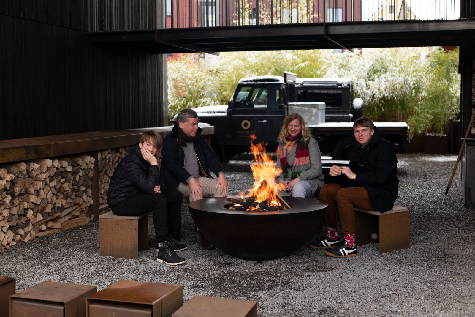 Gewinnerin Julia Spyra, ihr Mann Stefan und die beiden Söhne Rufus (links) und Linus freuen sich über den Hauptpreis unserer Verlosung: ein Feuerring.