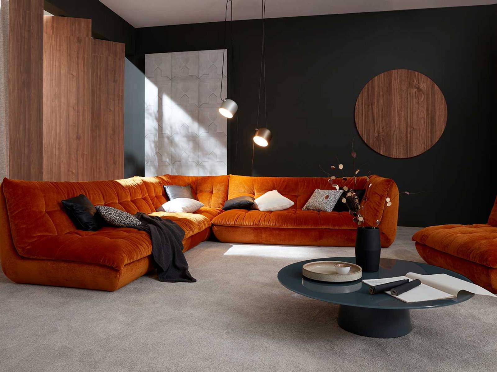 In Stoff gefasste Weichheit: Die Polster von «Soulmate» erinnern an sorgfältig drapierte Daunendecken; der Retro-Touch der Siebziger trifft auf Gelassenheit und Komfort. Die Stoffe von JAB Anstoetz geben dem Entwurf seine subtile Sinnlichkeit. BW BIELEFELDER WERKSTÄTTEN.