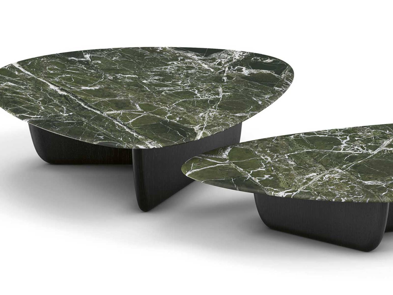 Der Beistelltisch «Lotus» von Gino Carollo besteht aus dunkelgrünem Serpentinit, dessen Calcitadern von uralten Spannungen in der Erdkruste zeugen und dem Stein eine besondere Tiefe verleihen. DRAENERT.