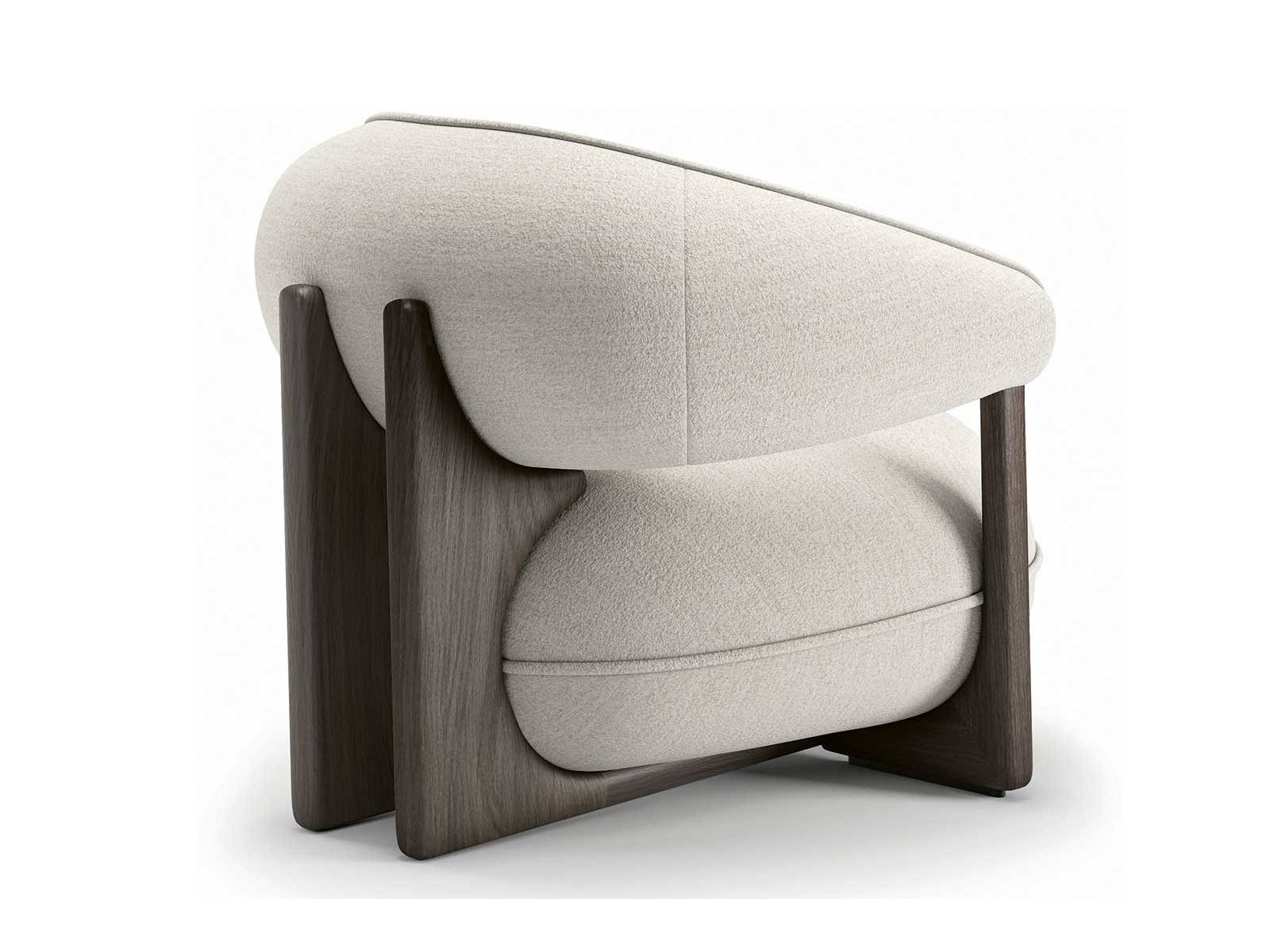 Ein Sessel mit weiter Geste, geerdet durch Holz, geprägt von den Rundungen der Siebziger: Die voluminösen Polster von «Ruby» ruhen in einer tragenden Struktur, deren weiche Konturen den Anspruch auf Komfort sichtbar werden lassen. CATTELAN ITALIA.