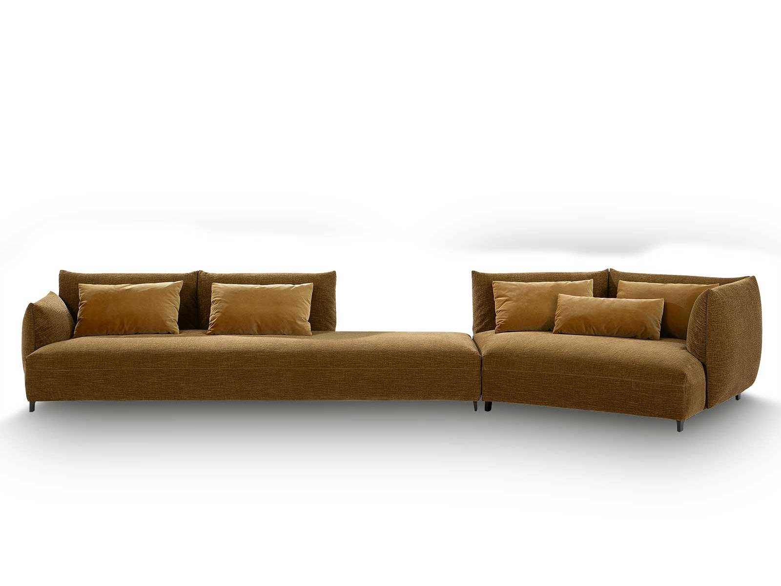 «Joan» konzentriert sich ganz auf das Wesentliche und macht die Polsterung zum Hauptakteur. Durch die feine Verarbeitung bis ins Detail – von Ton in Ton bis zum kontrastierenden Paspel – verleiht Jean-Marie Massaud dem Sofa eine zurückhaltende Raffinesse. POLIFORM.