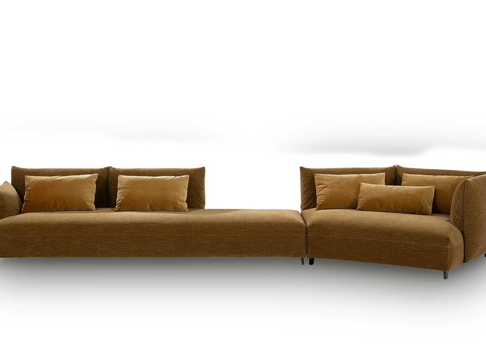 «Joan» konzentriert sich ganz auf das Wesentliche und macht die Polsterung zum Hauptakteur. Durch die feine Verarbeitung bis ins Detail – von Ton in Ton bis zum kontrastierenden Paspel – verleiht Jean-Marie Massaud dem Sofa eine zurückhaltende Raffinesse. POLIFORM.