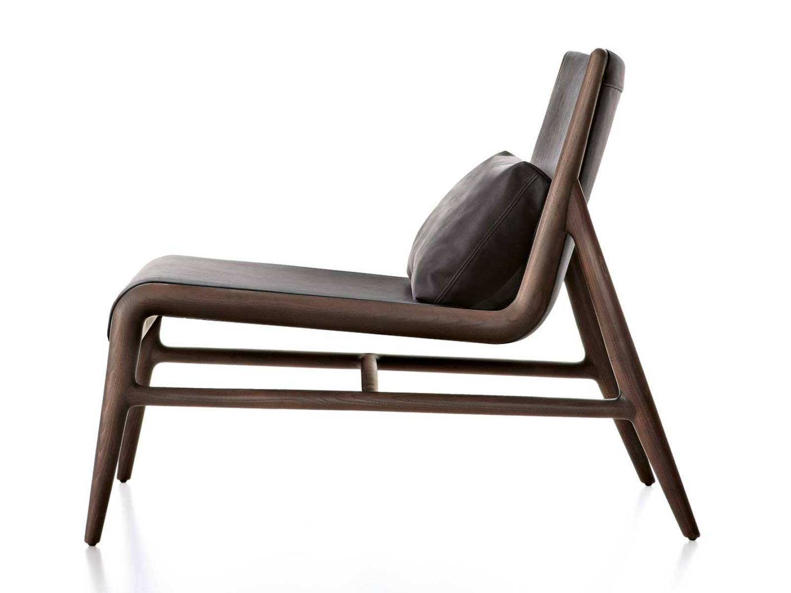 Die Holzstruktur von «Sinua» rahmt Sitz und Rückenlehne präzise ein. Feine Handwerkskunst verbindet sich mit einem gepolsterten Rückenkissen zu einem klaren Design voller Eleganz und Komfort. RIMADESIO.