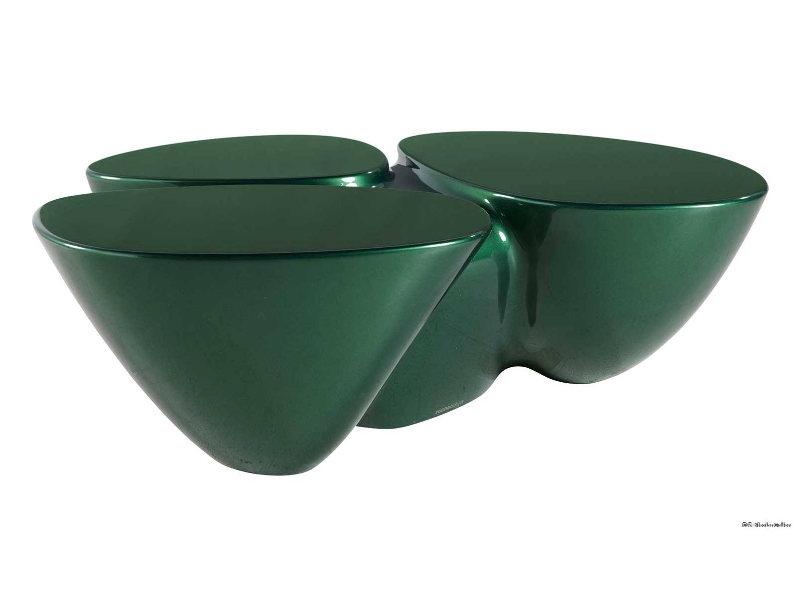 Sasha Lalic formt mit «Dalia» einen Tisch wie aus einem Guss. Drei sanft gerundete Volumen sind rhythmisch nebeneinandergesetzt – smaragdgrün und von fast skulpturaler Ruhe. ROCHE BOBOIS.