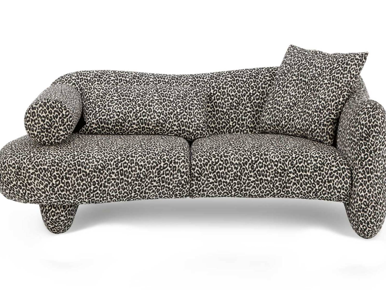 «Bongo» ist ein Sofa mit Charakter. In seinem Leopardendessin wirkt es selbstbewusst und charmant zugleich, als wüsste es um seine Wirkung. Die weiche, runde Silhouette verleiht ihm eine sinnliche Balance. Ein Sofa, das Gelassenheit zum Möbel macht. BRÜHL.