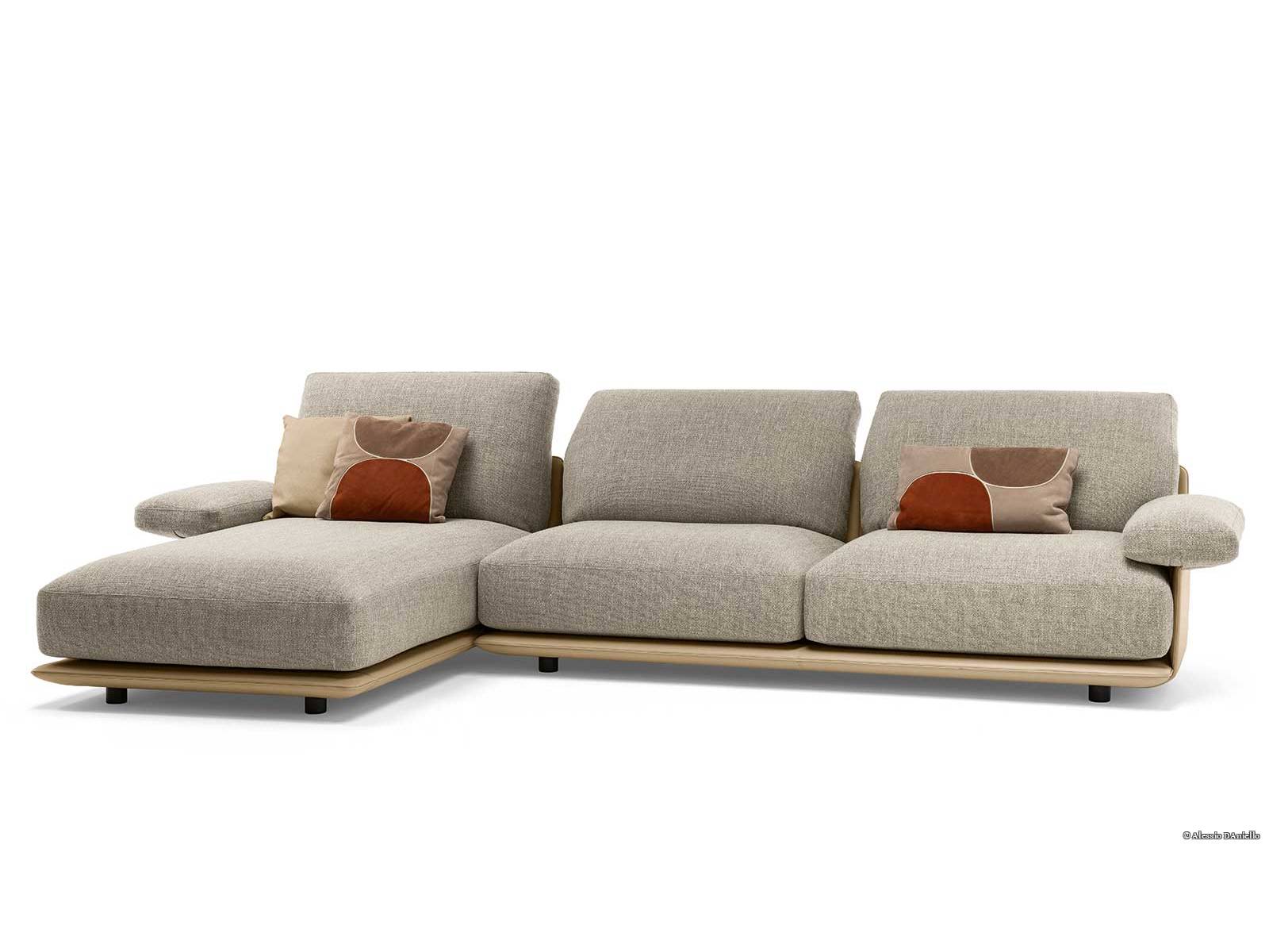 «Blisscape» kombiniert grosszügige Polster mit einem integrierten Mechanismus in den Rückenkissen, der sich der Körperhaltung anpasst. Das modulare Sofa von Ludovica Serafini und Roberto Palomba ruht auf einer schwebend wirkenden Lederbasis. POLTRONA FRAU.