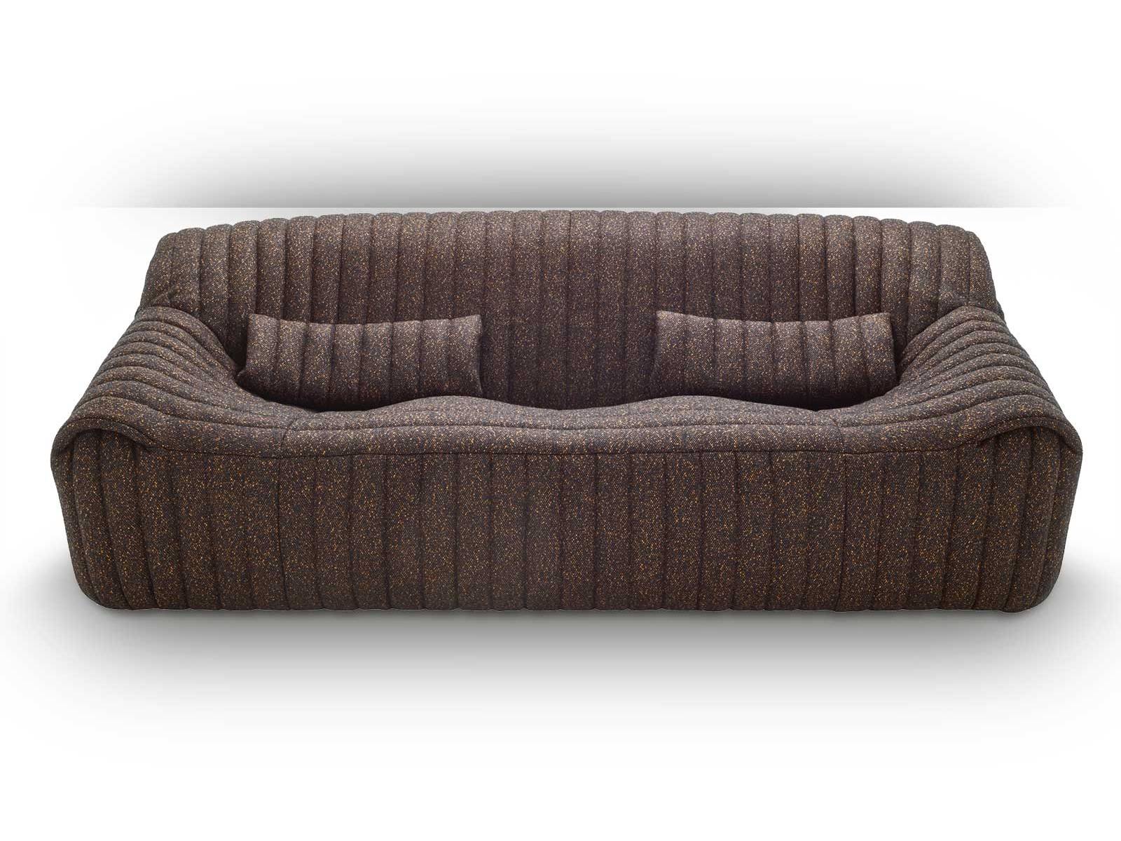 Mit «Sandra» bringt Ligne Roset ein Design der 70er-Jahre in die Gegenwart. Das Sofa ist vollständig aus Schaumstoff gefertigt, weich geformt und überraschend zeitlos. LIGNE ROSET.