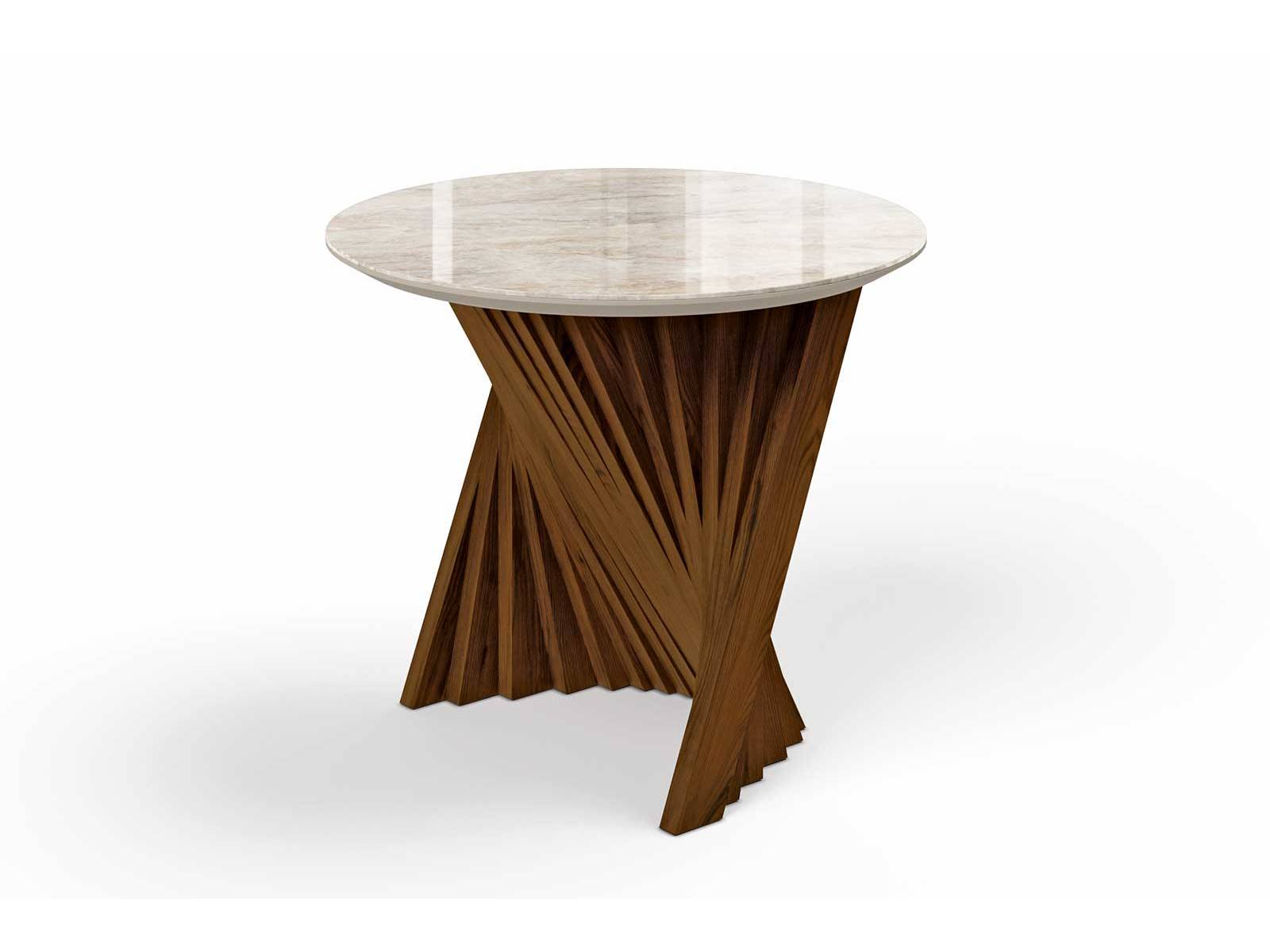 Wie eine Welle aus Holz zieht «Osuna» die Blicke auf sich. Die geschwungene Form des Beistelltischs erzählt von Bewegung und ­Balance, während jedes Detail die Sorgfalt ­handwerklicher Präzision spürbar macht. WILLISAU SWITZERLAND.