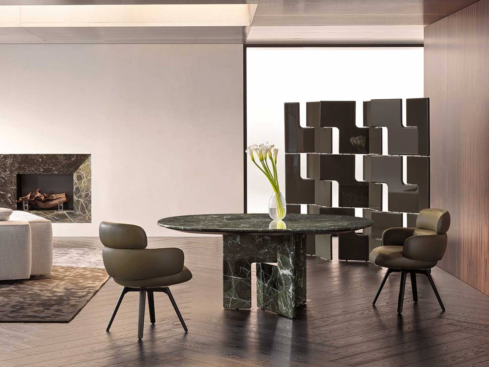 Geometrische Formen aus Marmor oder Holz fügen sich zu einer ausdrucksstarken Struktur, deren abgerundete Platte in verschiedenen Formen eine starke Präsenz im Raum entfaltet. Mit Tisch «Nico» lässt Hannes Peer den minimalistischen Geist der 1970er-Jahre in zeitloser Eleganz aufleben. MINOTTI.