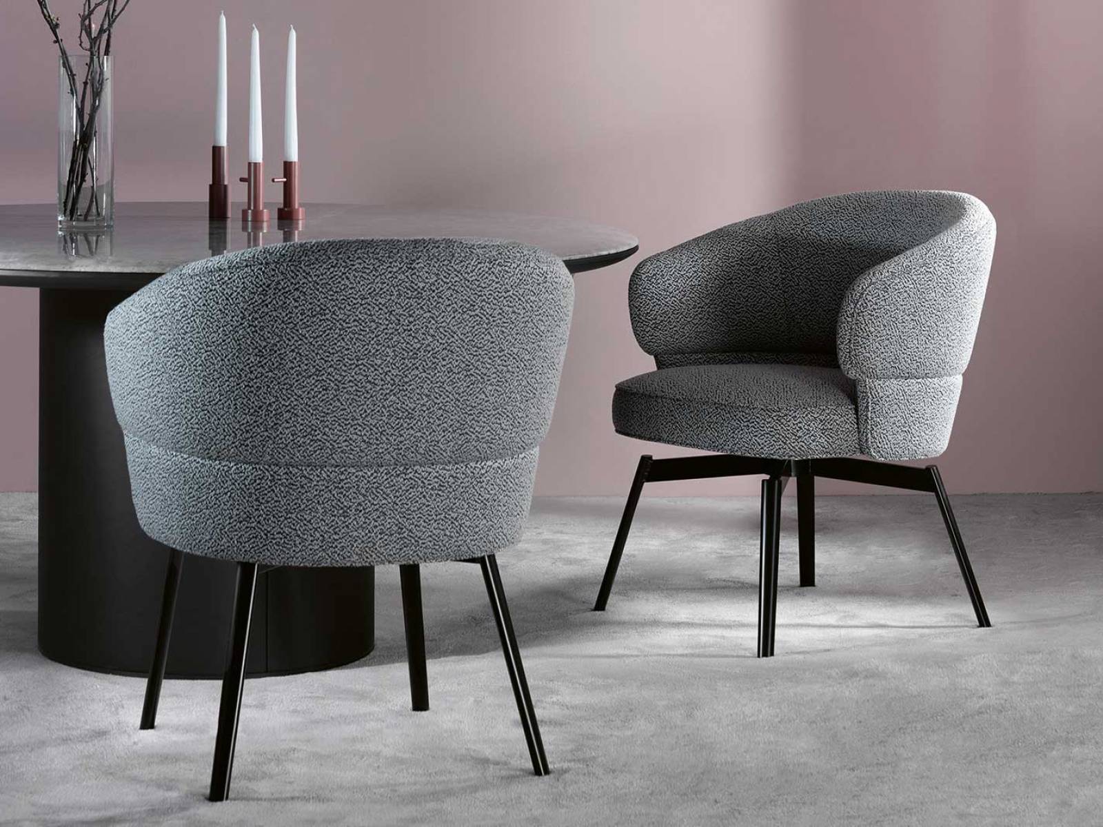 Die ausladende Rückenlehne des Stuhls «Morton Fine Dining» fällt sanft nach vorne ab und geht fliessend in die Armlehnen über. Hier entwarf Sebastian Herkner eine perfekte Synthese aus bequemem Armlehn- und apartem Polsterstuhl. Wahlweise mit Holzfüssen oder Metallgestell. WITTMANN.