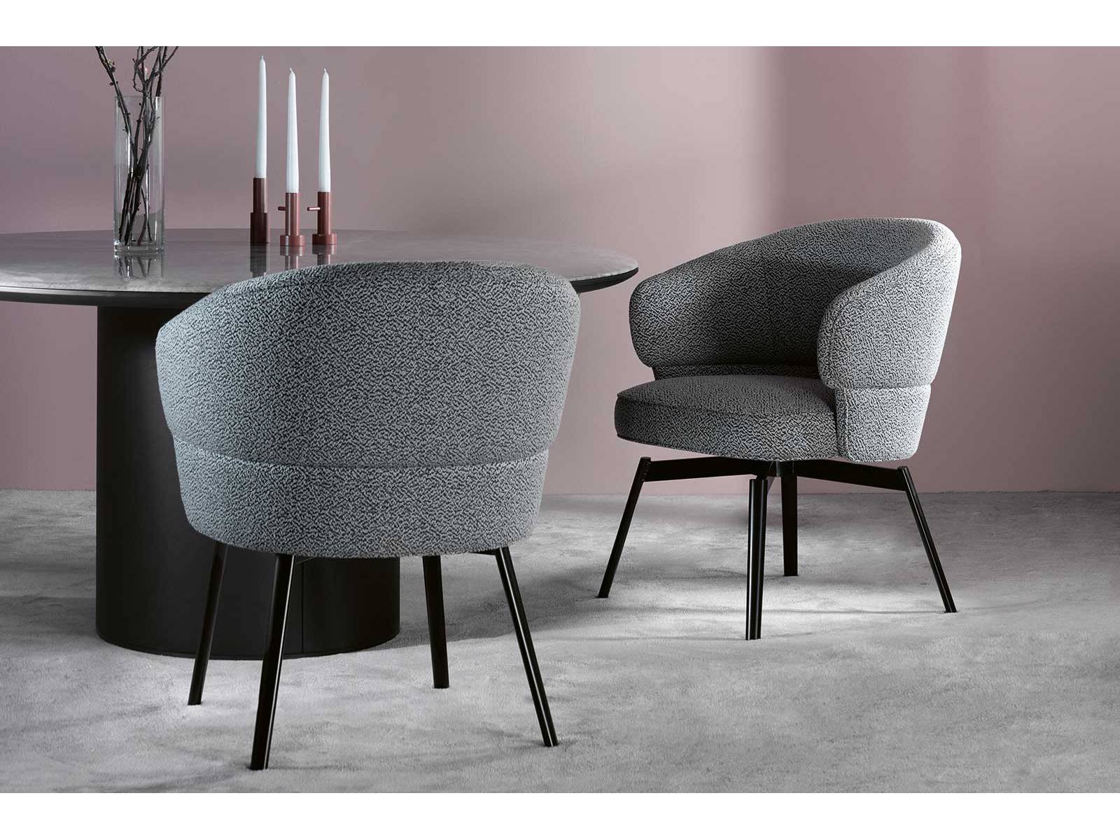 Die ausladende Rückenlehne des Stuhls «Morton Fine Dining» fällt sanft nach vorne ab und geht fliessend in die Armlehnen über. Hier entwarf Sebastian Herkner eine perfekte Synthese aus bequemem Armlehn- und apartem Polsterstuhl. Wahlweise mit Holzfüssen oder Metallgestell. WITTMANN.