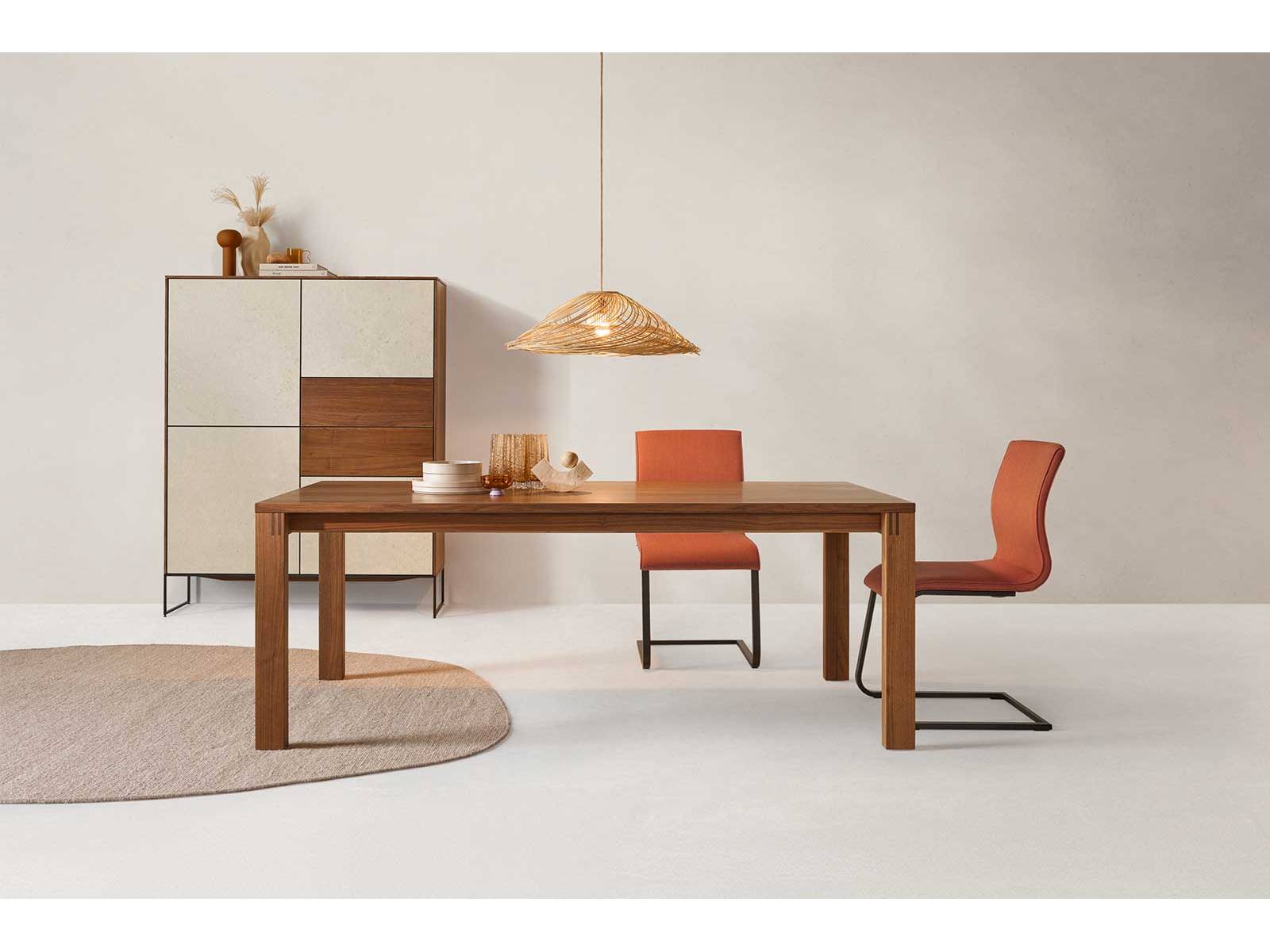 Ein sanfter Hauch von Süden zieht mit «Canvas 454» ein: Die neue Stofffarbe im Terrakotta-Ton schenkt dem Raum eine angenehme Wärme. Letzteres auch im wörtlichen Sinn, denn der hochwertige Bezugsstoff besteht aus 90 Prozent Schurwolle und überzeugt mit einer natürlichen Haptik. Im Bild: Stuhl «Magnum». TEAM7.