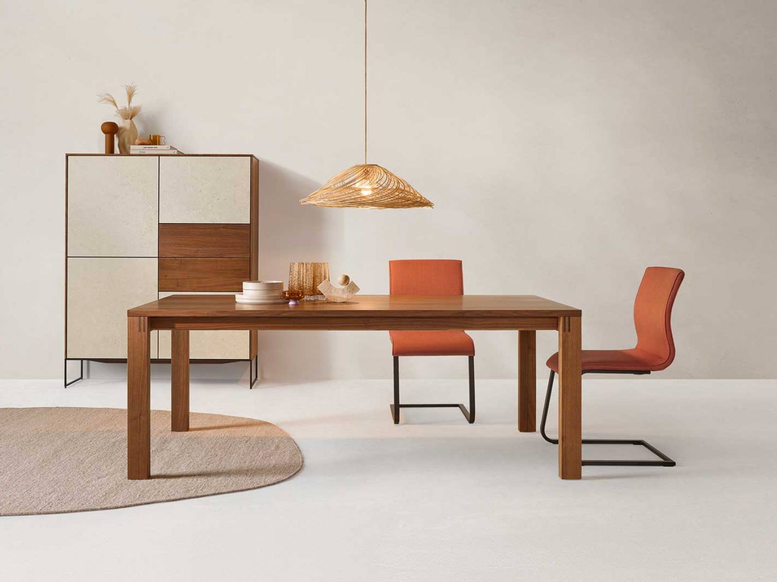 Ein sanfter Hauch von Süden zieht mit «Canvas 454» ein: Die neue Stofffarbe im Terrakotta-Ton schenkt dem Raum eine angenehme Wärme. Letzteres auch im wörtlichen Sinn, denn der hochwertige Bezugsstoff besteht aus 90 Prozent Schurwolle und überzeugt mit einer natürlichen Haptik. Im Bild: Stuhl «Magnum». TEAM7.