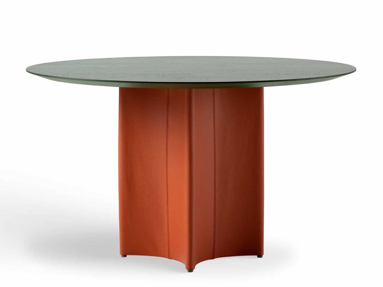 Seine lederbezogene, rautenförmige Säule sorgt für einen einzigartigen Akzent, die Tischplatte aus Massivholz oder Keramik rundet das Design perfekt ab. «Conka» von Studio Kaschkasch ist ein Esstisch, der Platz bietet und dabei zum Blickfang wird. LEOLUX.