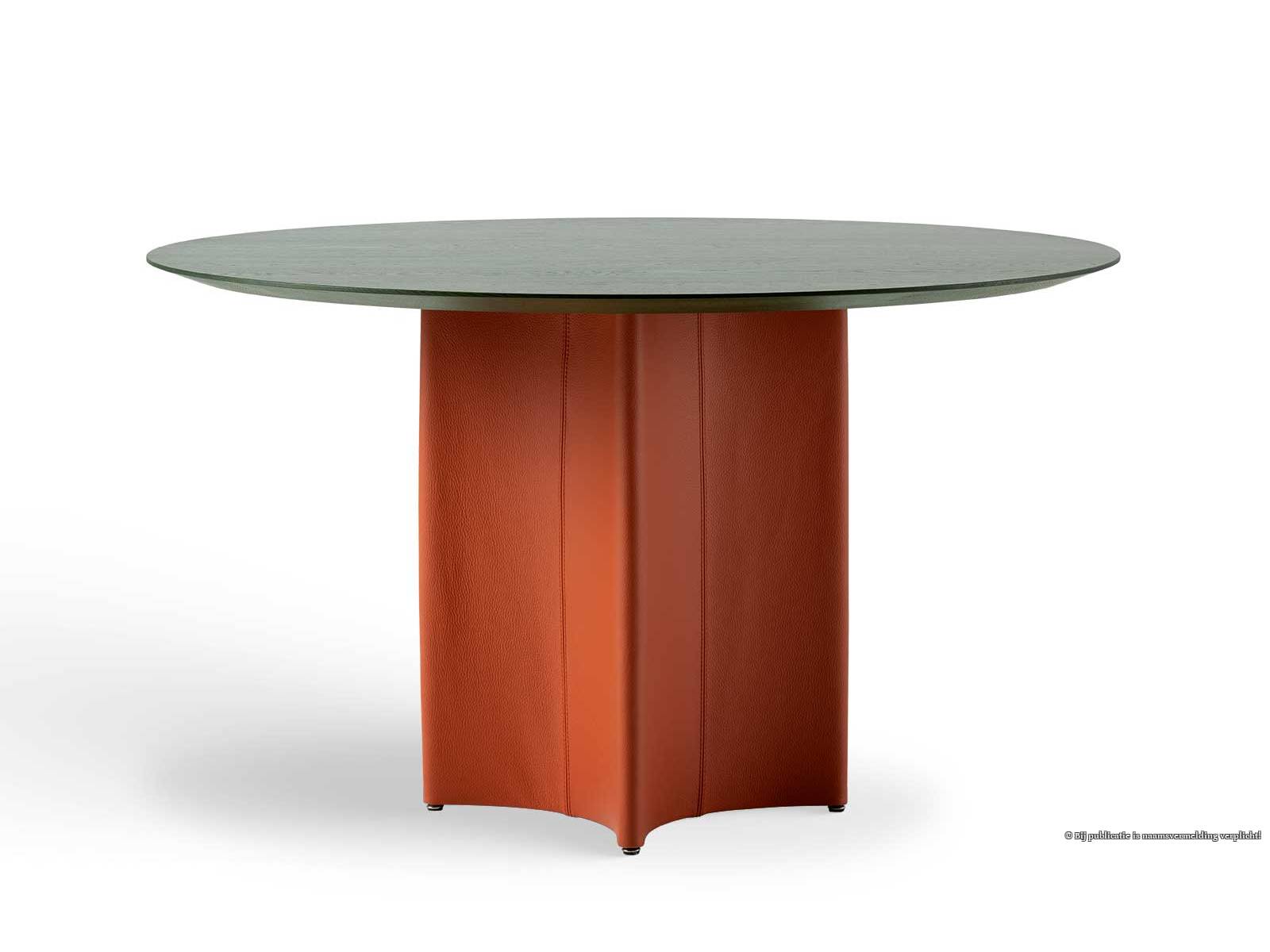 Seine lederbezogene, rautenförmige Säule sorgt für einen einzigartigen Akzent, die Tischplatte aus Massivholz oder Keramik rundet das Design perfekt ab. «Conka» von Studio Kaschkasch ist ein Esstisch, der Platz bietet und dabei zum Blickfang wird. LEOLUX.