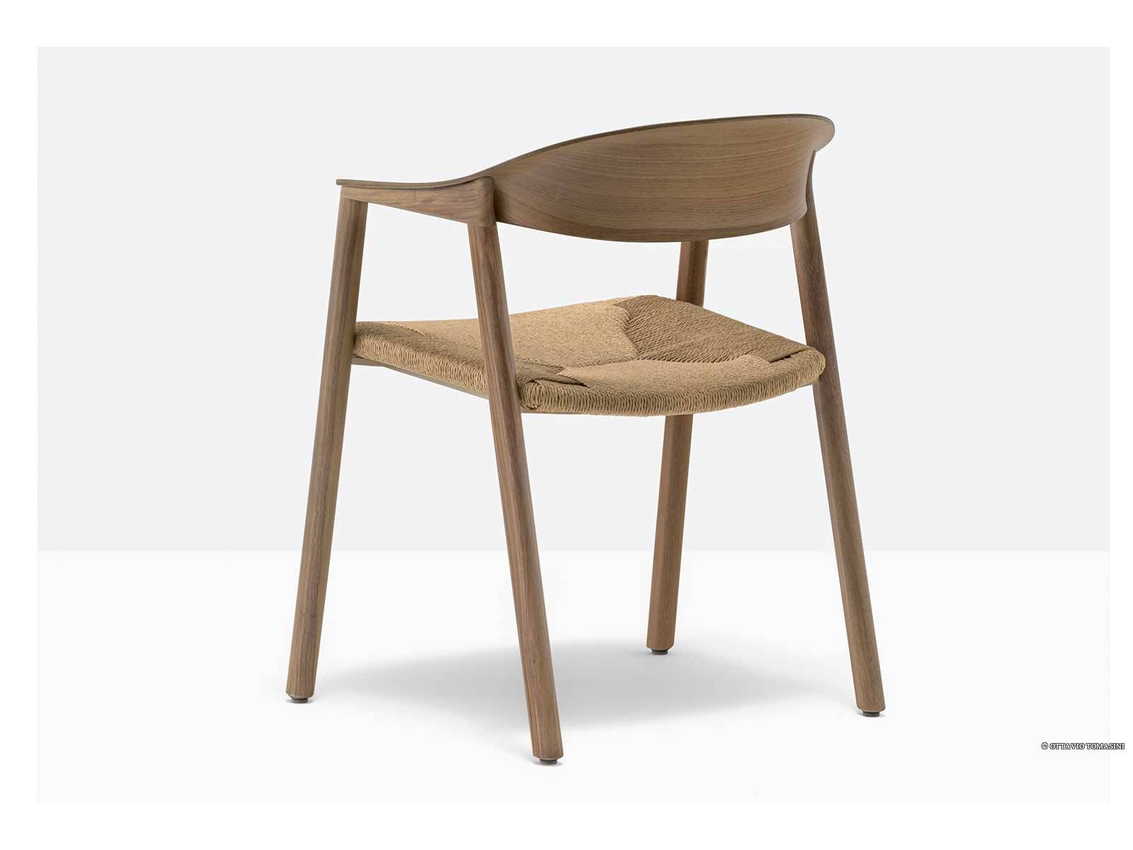 Der Sessel «Héra Straw 2864» von Patrick Jouin verkörpert natürliche Leichtigkeit. Die Sitzfläche aus geflochtener Zellulose-Kordel ergibt mit der ergonomisch geformten Rückenlehne aus amerikanischem Nussbaum oder Esche eine elegante Gesamterscheinung. PEDRALI.