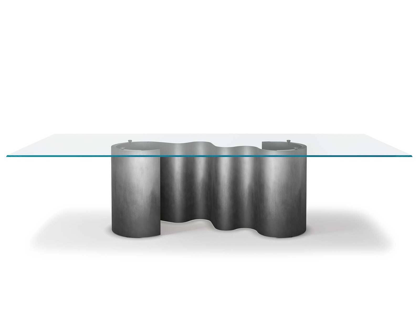 Die Tischfamilie «Papel» fängt die Dynamik von Meereswogen in einem filigranen Tischbein ein. Dieses besteht aus grazil geformtem Blech und schlängelt sich unter Tischplatten aus Holz, Keramik oder Glas. CATTELAN ITALIA.