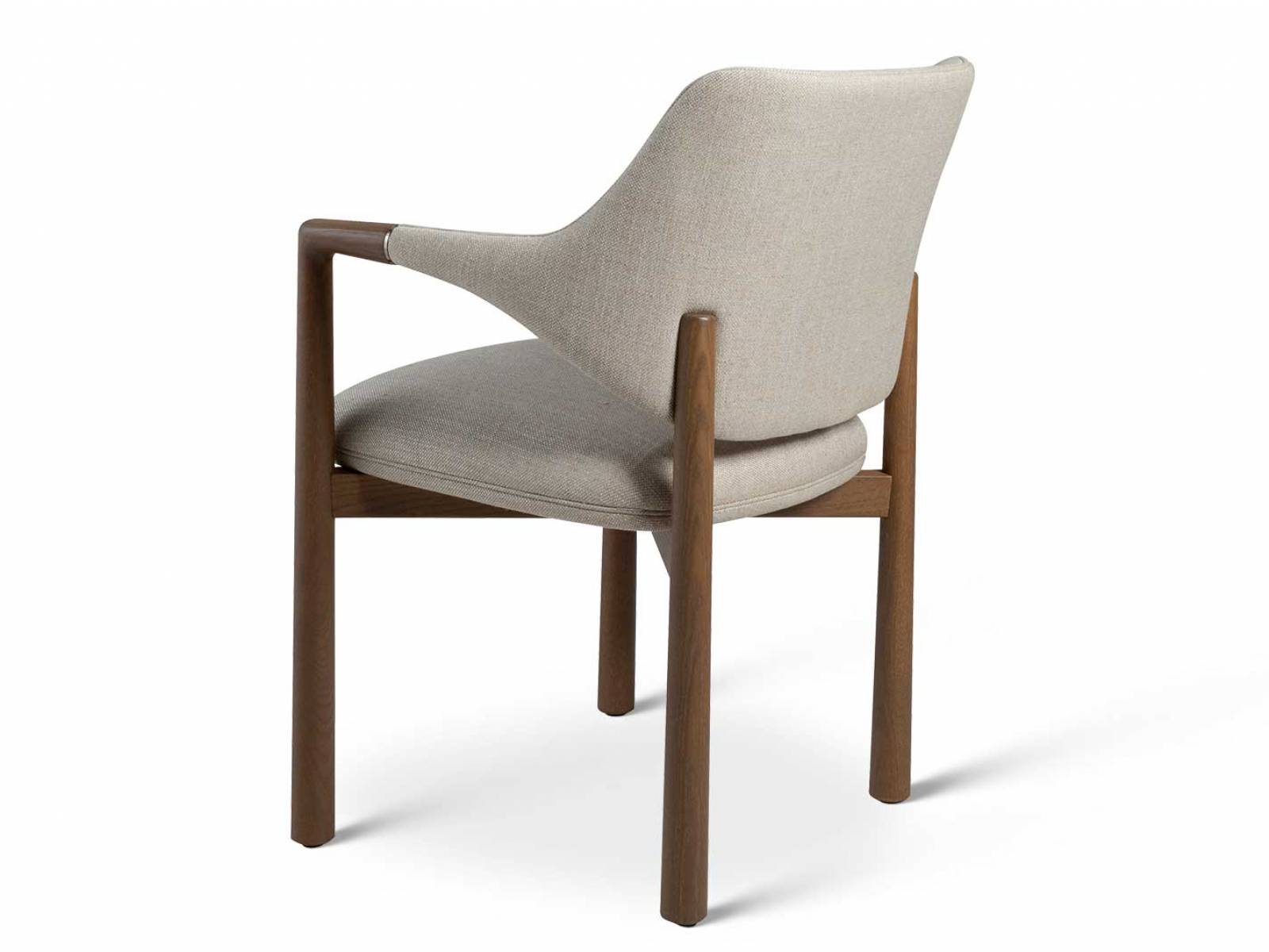 Weiche Linien und die schmeichelnde Haptik hochwertiger Materialien verbinden sich beim Dining-Stuhl «Elanta Bridge» von Patrick Norguet zu einem ausdrucksstarken Design. Dabei werden die feinen Rundungen von Paspeln akzentuiert, wahlweise kontrastierend oder Ton-in-Ton. ROCHE BOBOIS.