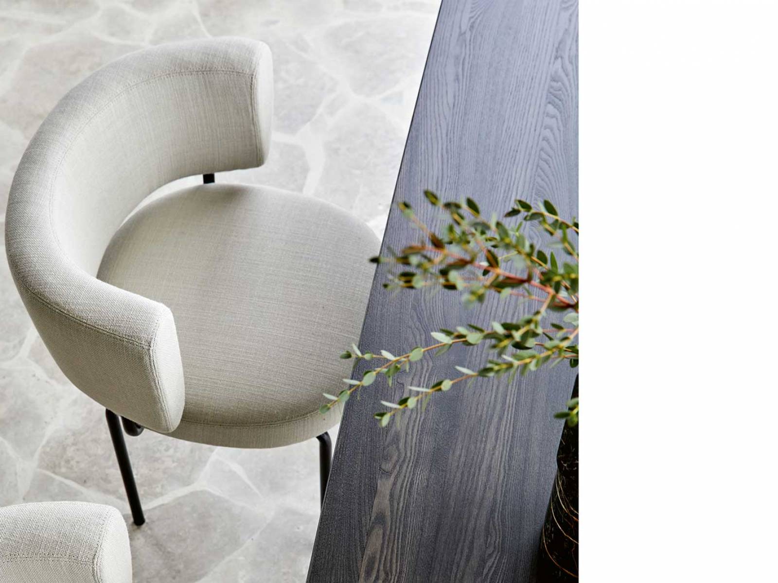 Designer Peter Fehrentz setzt bei seinem Stuhl «Oso» auf klare Linien und hohen Komfort: Rücken- und Armlehne verschmelzen zu einer grosszügig gepolsterten Einheit; das filigrane Rohrgestell mit seinen markanten Radien erinnert an klassische Bauhaus-Designs der 1930er-Jahre. MORE.