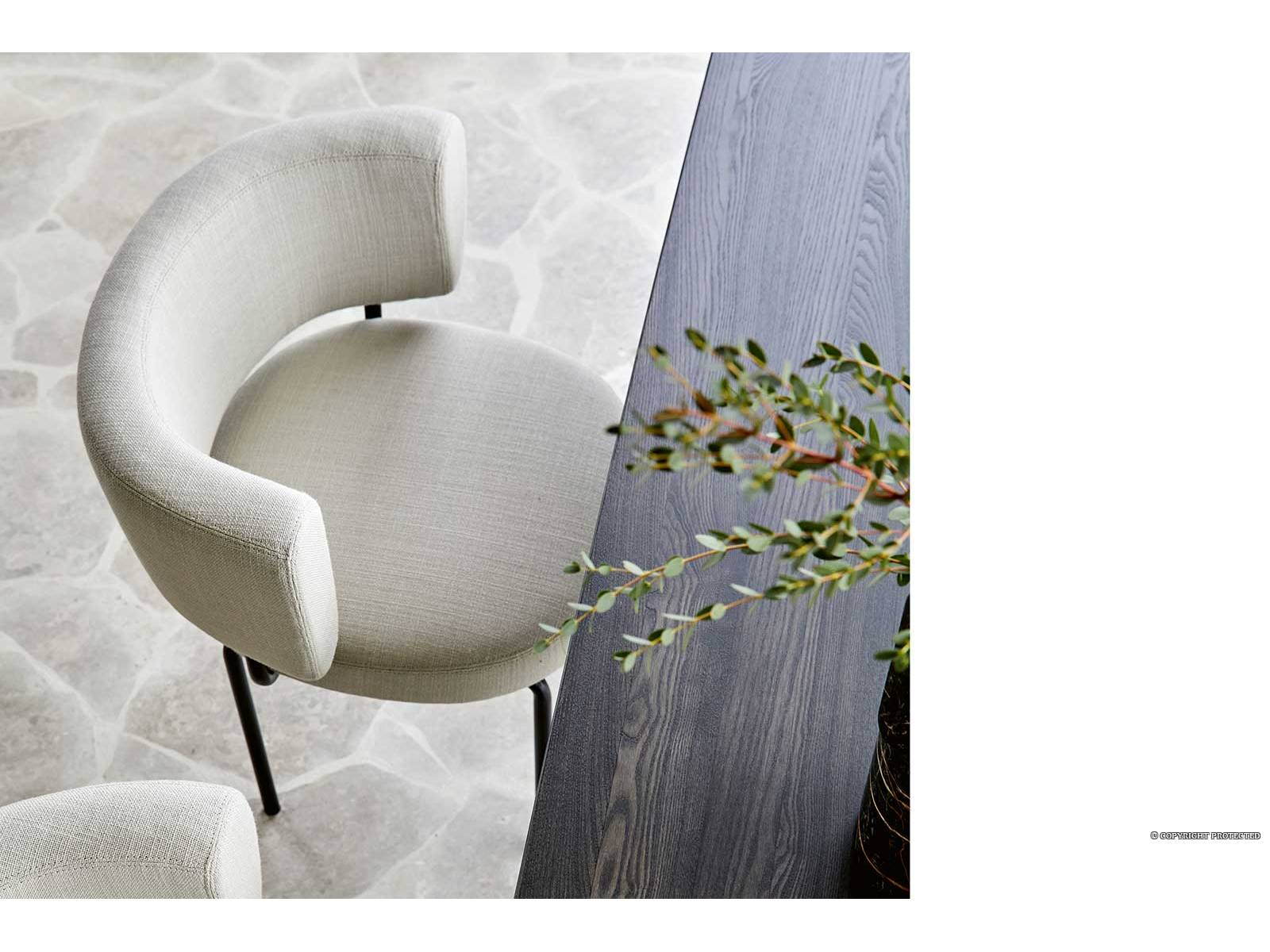 Designer Peter Fehrentz setzt bei seinem Stuhl «Oso» auf klare Linien und hohen Komfort: Rücken- und Armlehne verschmelzen zu einer grosszügig gepolsterten Einheit; das filigrane Rohrgestell mit seinen markanten Radien erinnert an klassische Bauhaus-Designs der 1930er-Jahre. MORE.