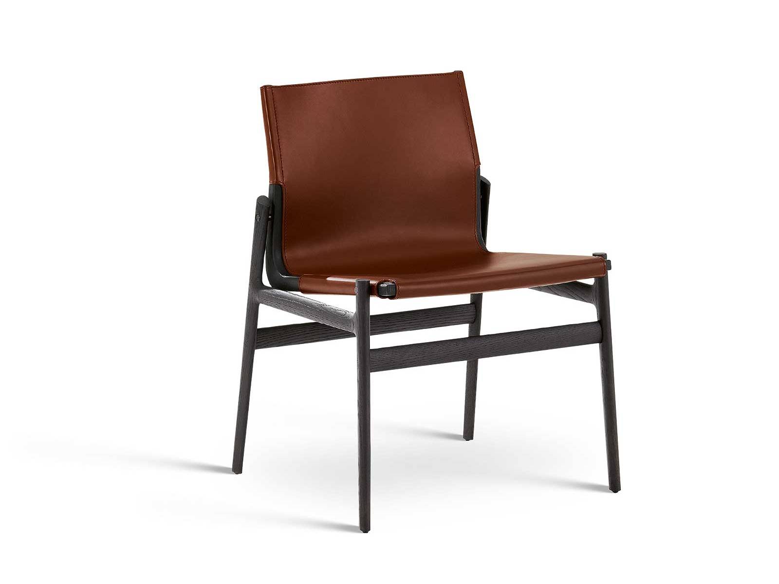 Die «Ipanema»-Kollektion von Jean-Marie Massaud wächst weiter: Die neue Stuhlvariante fasziniert mit einer handgefertigten, geschwungenen Lederpolsterung – komfortabel und markant. Die Holzstruktur setzt einen spannenden Kontrast und unterstreicht die skulpturale ­Eleganz des Designs. POLIFORM.