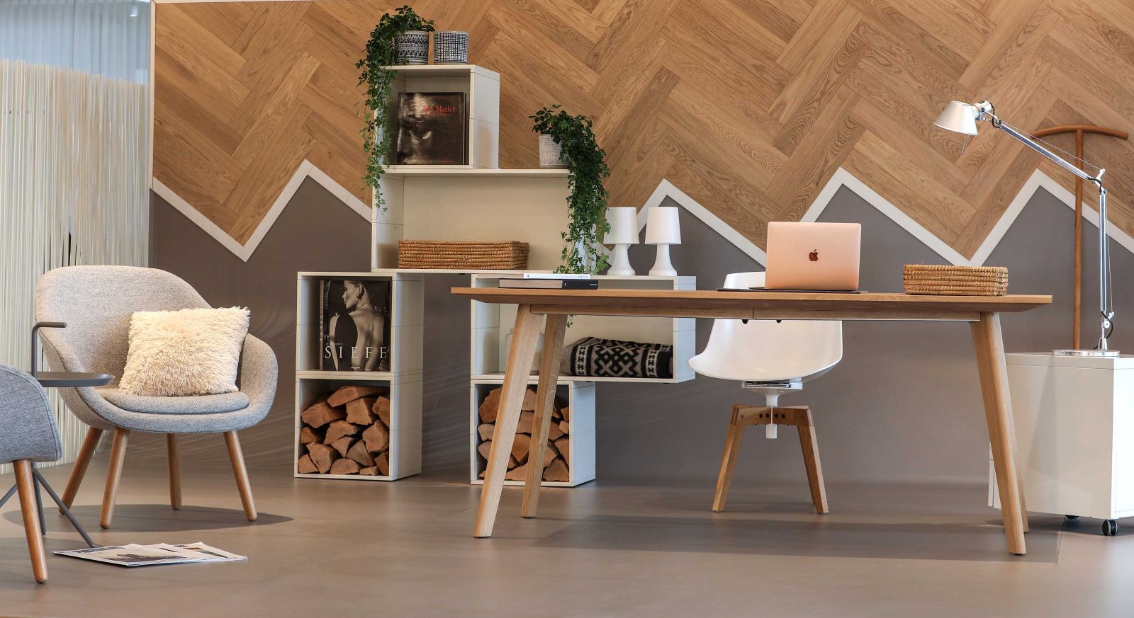 Klares Design, lichte Farben und natürliche Materialien zeichnen nordische Hygge und Ästhetik aus. In der schlichten Eleganz des Skandic-Stils lässt es sich gut arbeiten. 