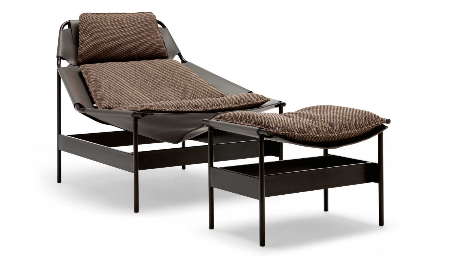 Mit Sitzmöbel «Jack» hat Luca Nichetto ein charakterstarkes Design-Element geschaffen, das nicht nur Sessel, aber auch nicht ganz Liege ist. In dem schwarzen Stahlgestell ist eine Sitzschale aus Kernleder wie eine luxuriöse Hängematte eingehängt. Für Komfort sorgen Polsterkissen, die in allen verfügbaren Materialien und Farben ausgeführt werden können. ROLF-BENZ.