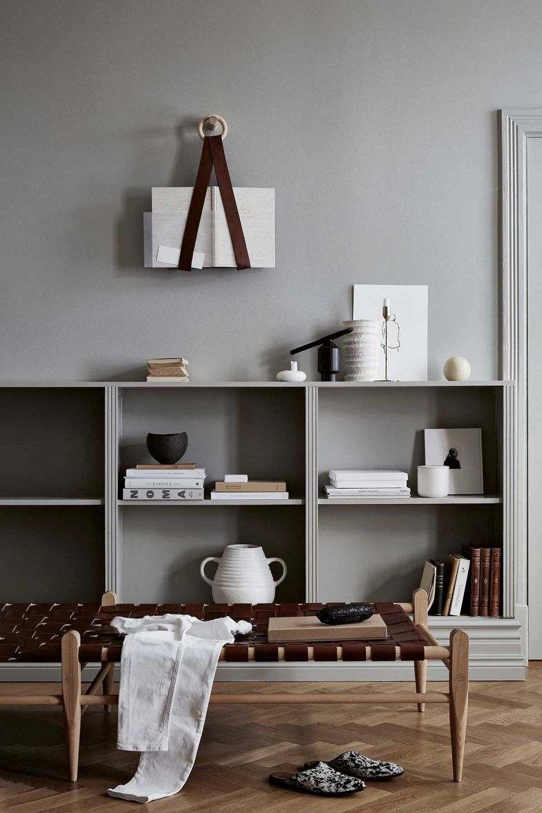 Das Designstudio fertigt Einrichtungsgegenstände und Wohnaccessoires, die allesamt in oder nahe der südschwedischen Provinz Småland von Hand gefertigt werden. Ein zentraler Zulieferer für das Leder ist die Gerberei Tärnsjö. Dort werden nur Häute aus einem Umkreis von 50 Kilometern gegerbt, die als Nebenprodukt der lokalen Fleischproduktion anfallen. SMALANDSSKINNMANUFAKTUR.