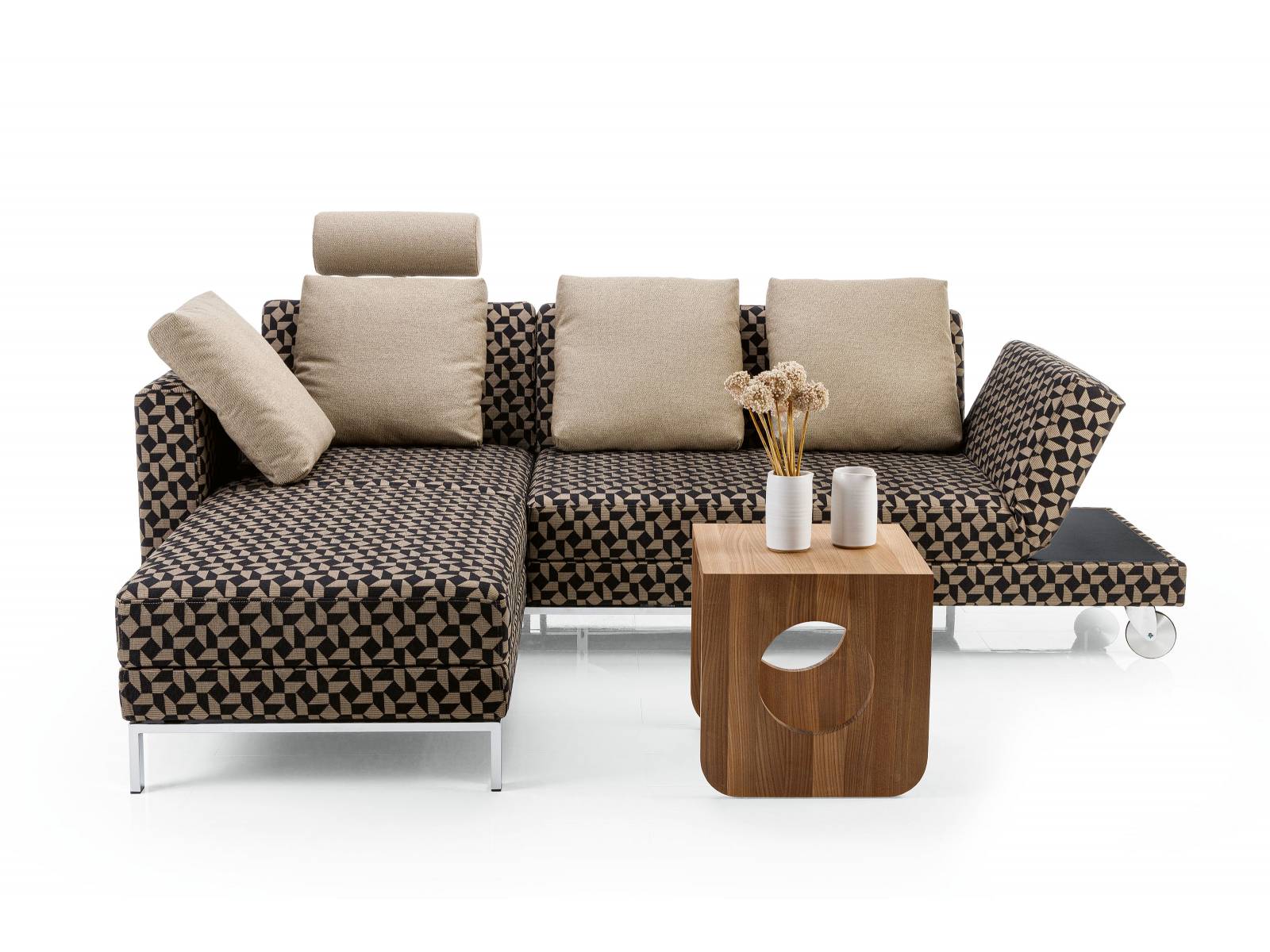 Ob zu zweit oder gesellig für vier Personen, das Verwandlungssofa «Four-two» ist für jeden Spass zu haben. Aus der Eckkombination, bestehend aus einem Longchair und einem Drehsofa auf Rollen, wird im Handumdrehen ein bequemes Doppelbett mit zwei Nachttischen. Erhältlich in zwei Härtegraden. Brühl.