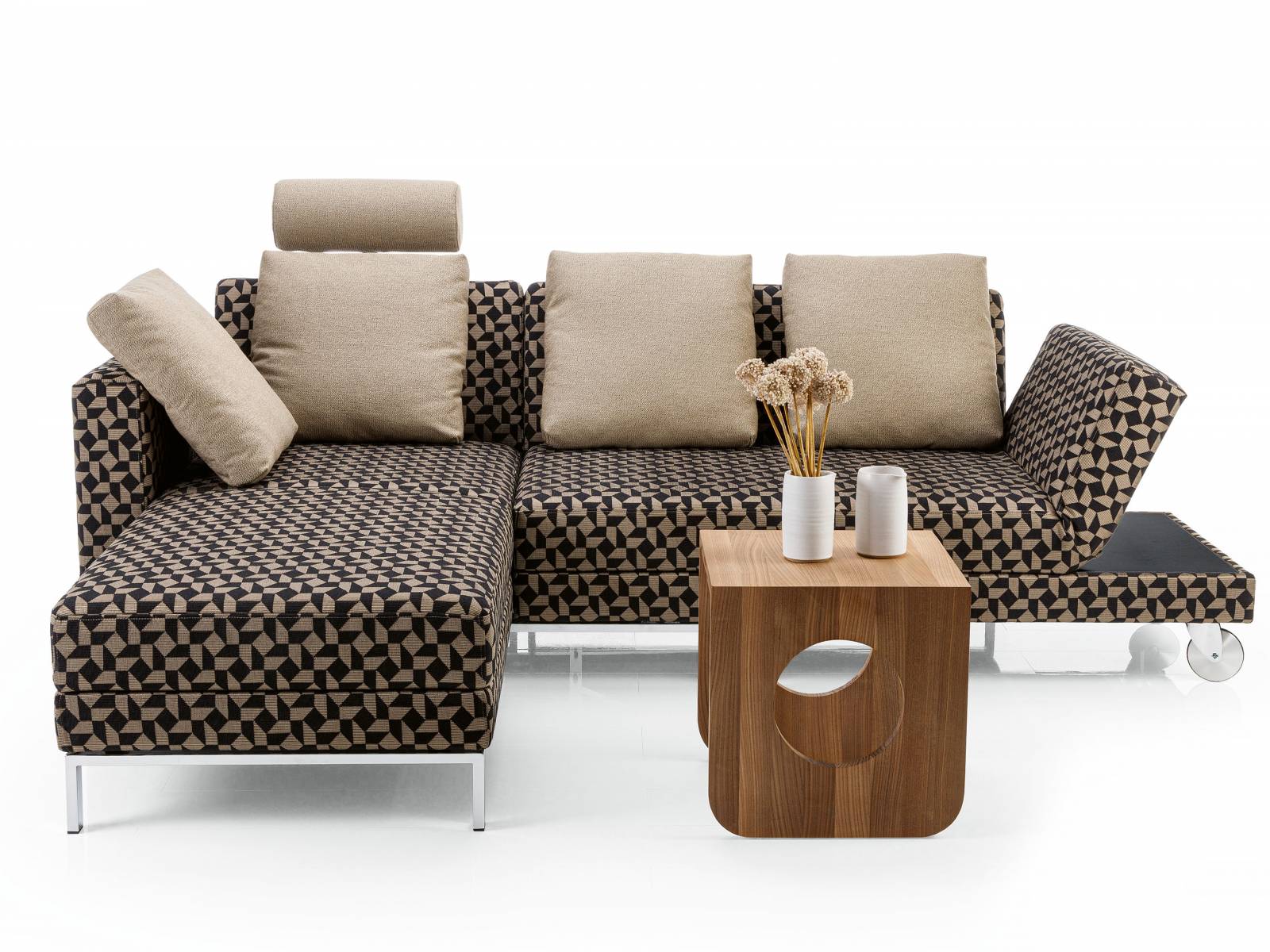 Ob zu zweit oder gesellig für vier Personen, das Verwandlungssofa «Four-two» ist für jeden Spass zu haben. Aus der Eckkombination, bestehend aus einem Longchair und einem Drehsofa auf Rollen, wird im Handumdrehen ein bequemes Doppelbett mit zwei Nachttischen. Erhältlich in zwei Härtegraden. Brühl.