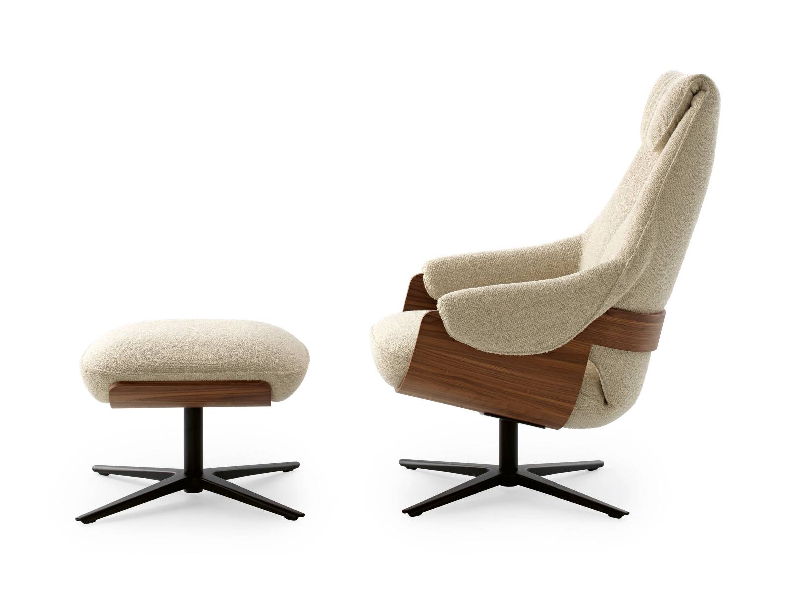 Das Designstudio Truly Truly entwarf mit «Cream» einen Drehsessel samt Hocker, der einer Einladung zur Entspannung gleicht. Sein Herzstück – eine hölzerne Schale aus gebogenem Nussbaum- oder Eichenholz, mit weichem Stoff oder Leder bezogen – hält, was es optisch verspricht: hohen Sitzkomfort. Leolux.