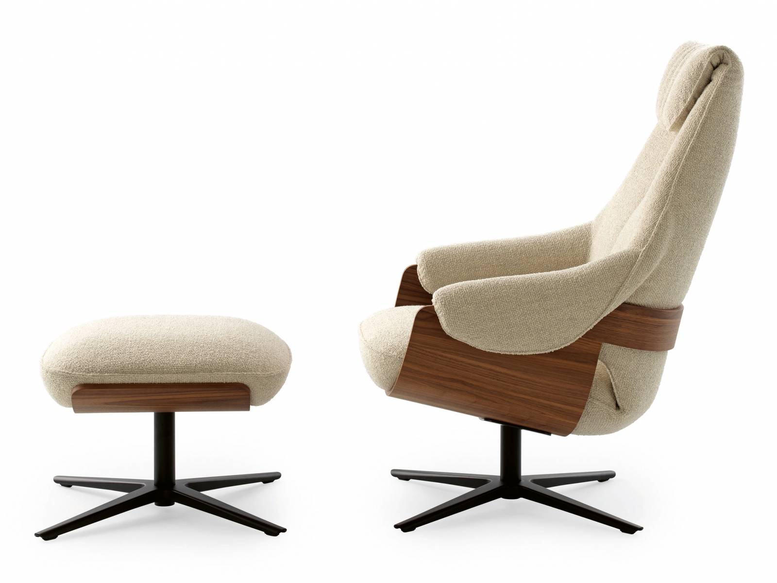 Das Designstudio Truly Truly entwarf mit «Cream» einen Drehsessel samt Hocker, der einer Einladung zur Entspannung gleicht. Sein Herzstück – eine hölzerne Schale aus gebogenem Nussbaum- oder Eichenholz, mit weichem Stoff oder Leder bezogen – hält, was es optisch verspricht: hohen Sitzkomfort. Leolux.