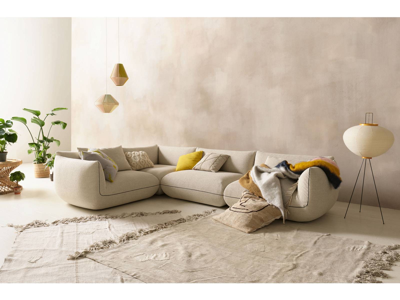 Die orientalische Traditionen des Sitzens und Ruhens dienten den Designern Jehs+Laub als Inspiration für «Jalis». Mit «Jalis21» kommt nun eine lässige  Weiterentwicklung des Sofaprogramms, die optisch betonte Konturen hat, weicher gepolstert ist und insgesamt mehr Volumen besitzt. Cor.