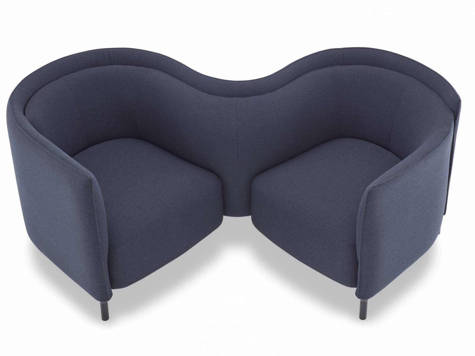 Hemicycle kommt Ihnen irgendwie bekannt vor? Dann ist Ihnen sicher das schwungvolle «Tête-à-Tête», das Philippe Nigro im letzten Jahr entwarf, in positiver Erinnerung geblieben. Neu erweitert der französische Designer seine Sitzmöbelkollektion nun um das Element «Vis-à-Vis». Ligne Roset.