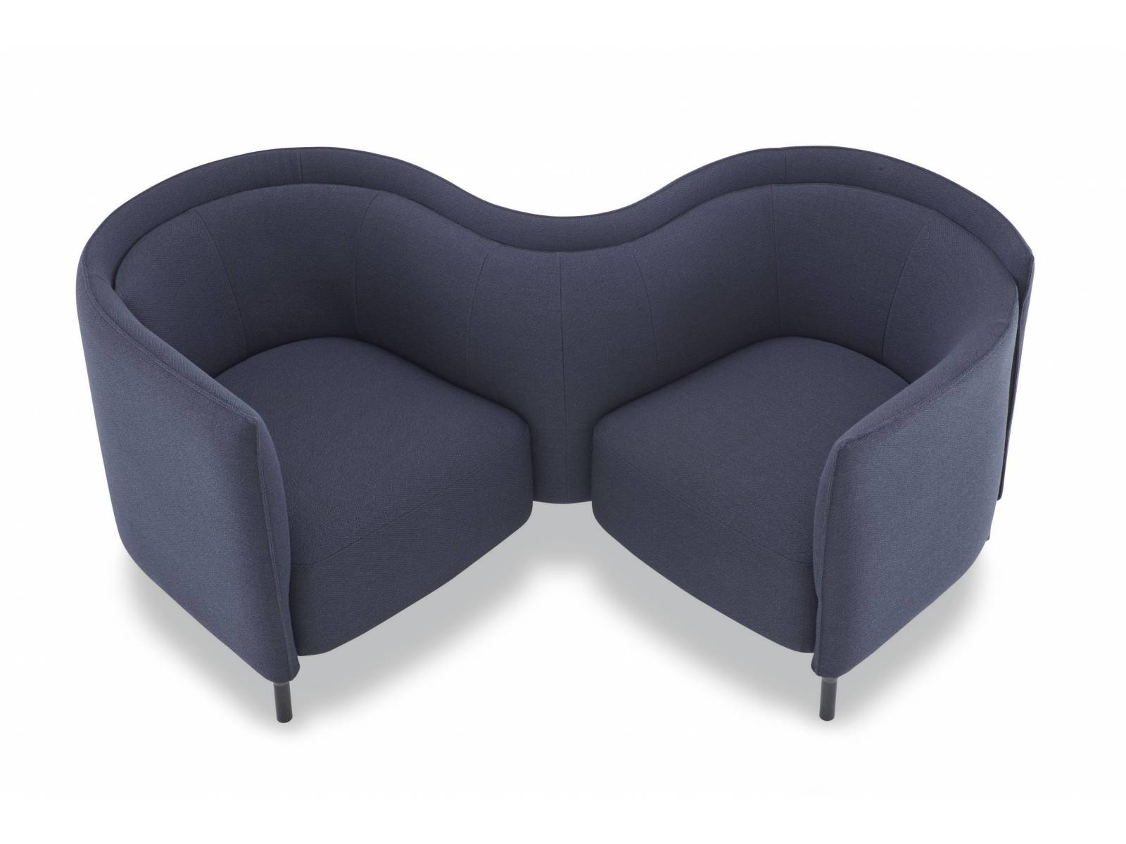 Hemicycle kommt Ihnen irgendwie bekannt vor? Dann ist Ihnen sicher das schwungvolle «Tête-à-Tête», das Philippe Nigro im letzten Jahr entwarf, in positiver Erinnerung geblieben. Neu erweitert der französische Designer seine Sitzmöbelkollektion nun um das Element «Vis-à-Vis». Ligne Roset.