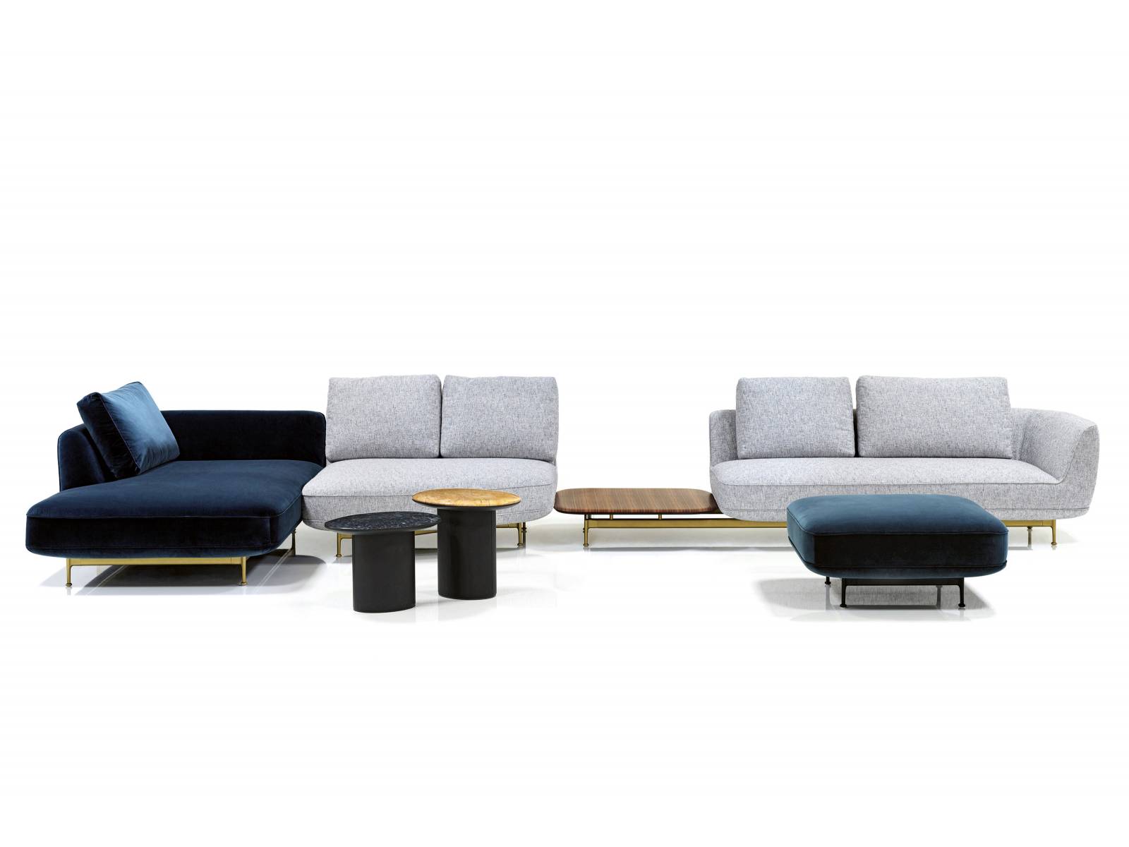 «Andes» ist ein Sofa, das zu jeder Wohnungsgrösse und zu jedem Lebensstil passt: Aufgrund seiner Modularität kann es in einer grossen Villa stehen, aber auch in einem kleinen Appartement. Die einzelnen Teile sind frei kombinierbar und die filigrane Metallstruktur erlaubt zwei mögliche Höhen für die organisch geformten Polsterkissen. Design von Luca Nichetto. Wittmann.