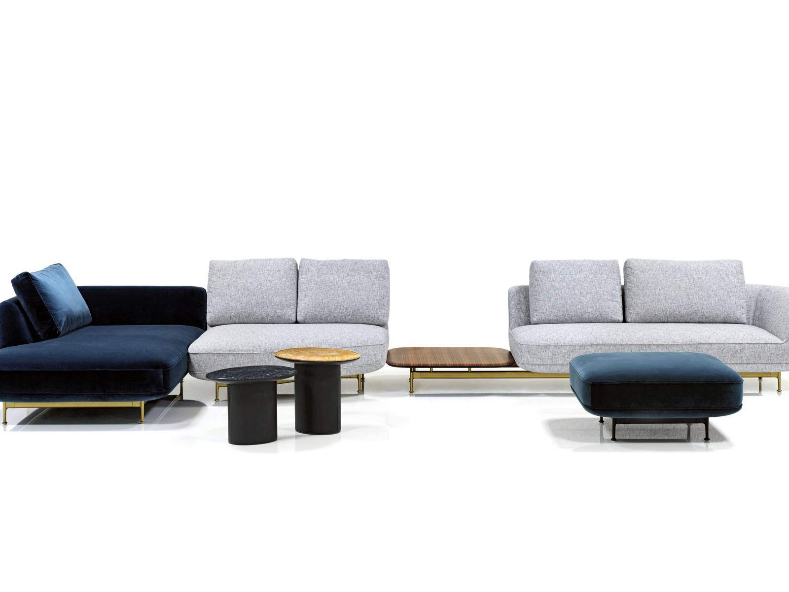 «Andes» ist ein Sofa, das zu jeder Wohnungsgrösse und zu jedem Lebensstil passt: Aufgrund seiner Modularität kann es in einer grossen Villa stehen, aber auch in einem kleinen Appartement. Die einzelnen Teile sind frei kombinierbar und die filigrane Metallstruktur erlaubt zwei mögliche Höhen für die organisch geformten Polsterkissen. Design von Luca Nichetto. Wittmann.