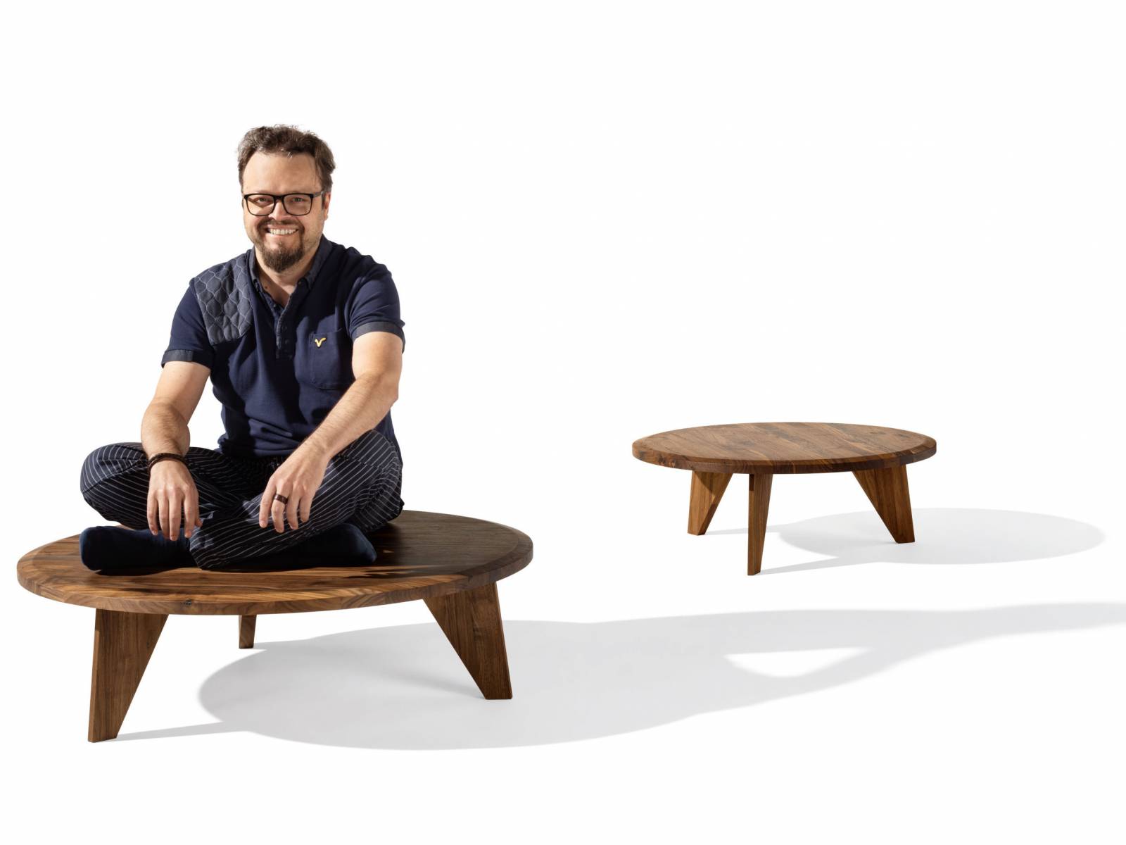 Der neue Couchtisch von Sebastian Desch entspricht dem Wunsch nach Natürlichkeit und gesunden Materialien. Herkunft, Verarbeitung und Qualität des Holzes spielen bei den Möbeln des  österreichischen Herstellers eine ebenso grosse Rolle wie die Handwerklichkeit und ein verantwortungsvoller Umgang mit Ressourcen. Team 7.