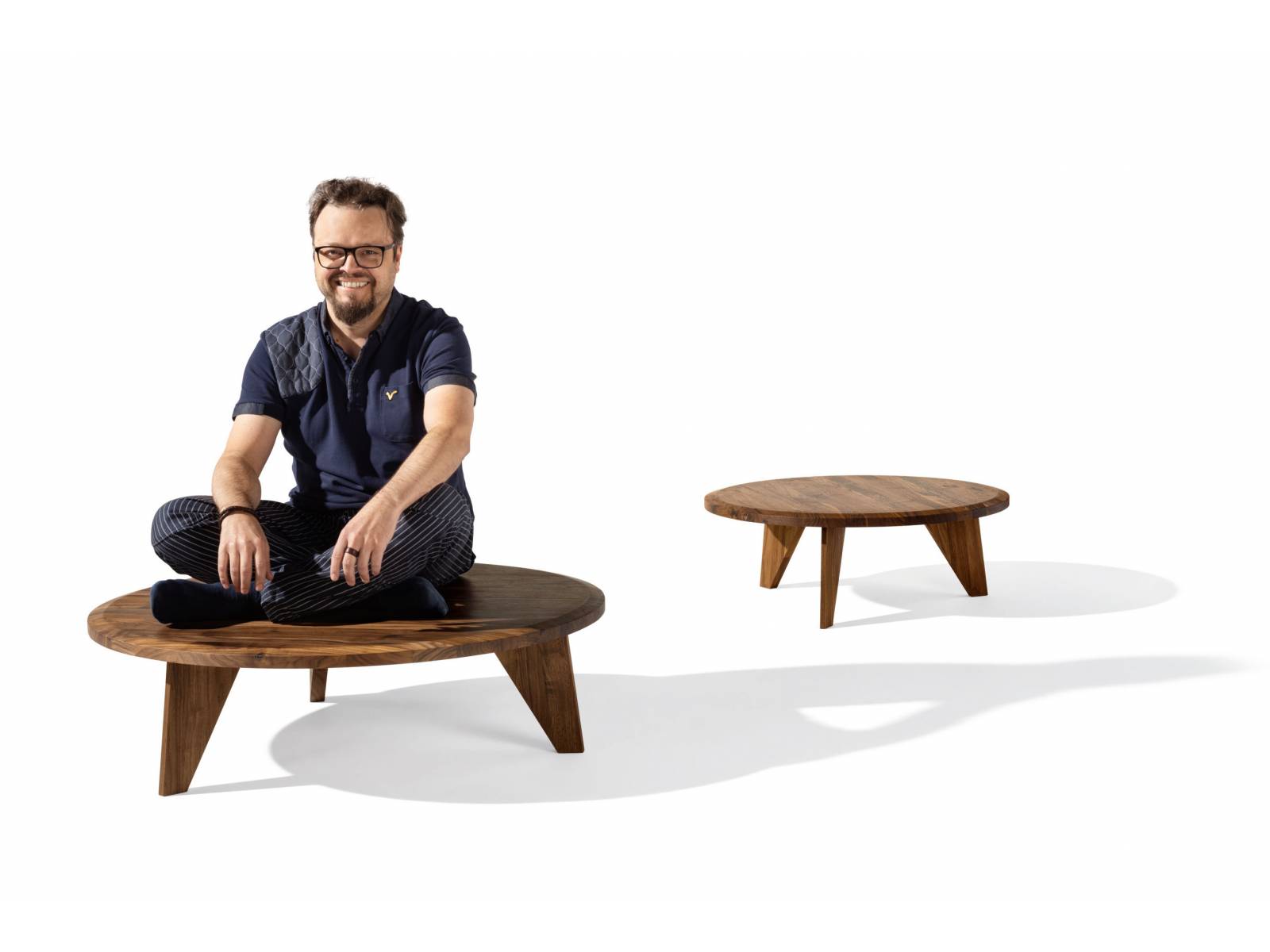 Der neue Couchtisch von Sebastian Desch entspricht dem Wunsch nach Natürlichkeit und gesunden Materialien. Herkunft, Verarbeitung und Qualität des Holzes spielen bei den Möbeln des  österreichischen Herstellers eine ebenso grosse Rolle wie die Handwerklichkeit und ein verantwortungsvoller Umgang mit Ressourcen. Team 7.