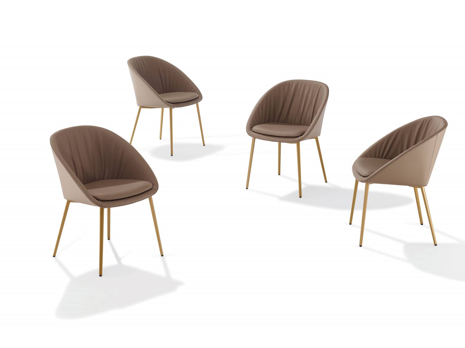 «Dan» überrascht mit entspanntem Sitzvergnügen: Dafür sorgen eine leicht flexible Rückenlehne, ein zusätzlich eingelegtes Sitzkissen und der lässige Faltenwurf. Zur Auswahl stehen über 90 Farben in drei Ledersorten. Design: Wolfgang C.R. Mezger. Draenert.