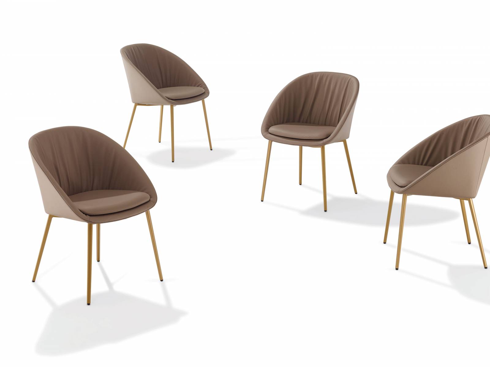 «Dan» überrascht mit entspanntem Sitzvergnügen: Dafür sorgen eine leicht flexible Rückenlehne, ein zusätzlich eingelegtes Sitzkissen und der lässige Faltenwurf. Zur Auswahl stehen über 90 Farben in drei Ledersorten. Design: Wolfgang C.R. Mezger. Draenert.