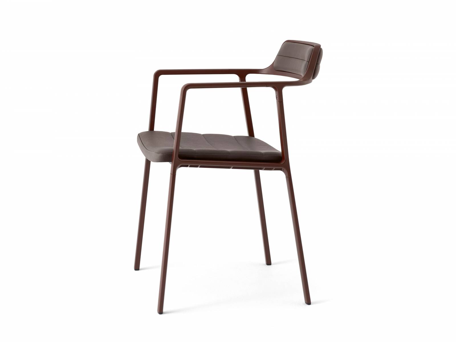 Neue Farbtöne für alte Bekannte: Das Design-Kollektiv Bahrain – Danish taucht «Vipp 451» in die Farben der bahrainischen Landschaft. Den gepolsterten Aluminiumstuhl gibt es neu in Ton, gebranntem Ton und Sand. Vipp.