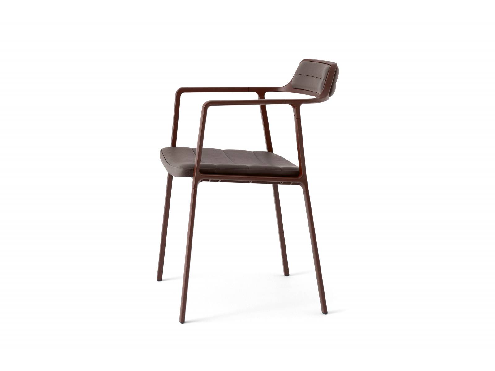 Neue Farbtöne für alte Bekannte: Das Design-Kollektiv Bahrain – Danish taucht «Vipp 451» in die Farben der bahrainischen Landschaft. Den gepolsterten Aluminiumstuhl gibt es neu in Ton, gebranntem Ton und Sand. Vipp.