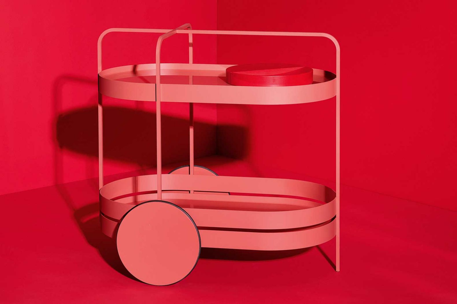 Er ist ein mobiler Alleskönner und rollt in seiner Funktion durch Wohnzimmer, Büro und Bar: der Servierwagen «Grace» von Designer Sebastian Herkner. Mit seiner schlichten Silhouette und dem Retro-­Charme verwandelt er sich mühelos vom Barkeeper zum Büroassistenten – ein wahres Chamäleon auf Rädern. schoenbuch.com