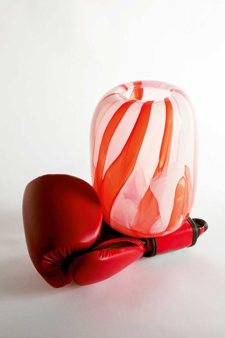 Die mundgeblasenen und frei geformten «Oona»-Vasen sind wie kleine Farbexplosionen, die mit ihren ovalen Formen und leb­haften Wirbeln die Eleganz des Glases neu definieren. Sie bringen nicht nur Farbe ins Spiel, sondern zelebrieren auch die Kunstfertigkeit des Handwerks und verwandeln jedes Stück in einen ­künstlerischen Ausdruck. Courtesy of Peter Langer and Moonarij. moonarij.com