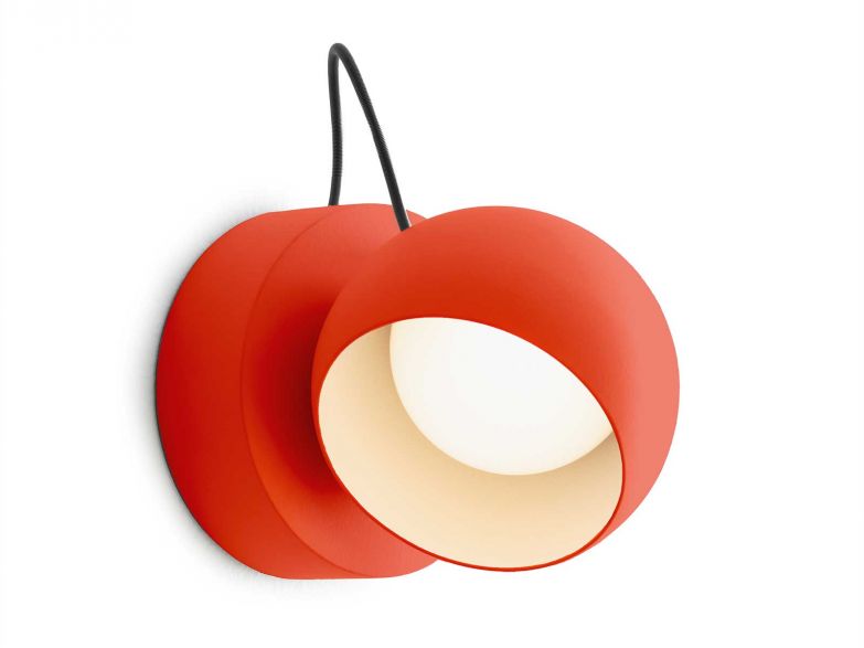 Die «IXA Wall Spot» ist die neueste Erweiterung der gleich­namigen Kollektion und bringt mit ihrem kugelförmigen Kopf frischen Wind an die Wand. Ihr innovatives Design ermöglicht eine flexible Lichtausrichtung und macht sie zu einer guten Wahl für individuelle Lichtgestaltungen. artemide.com